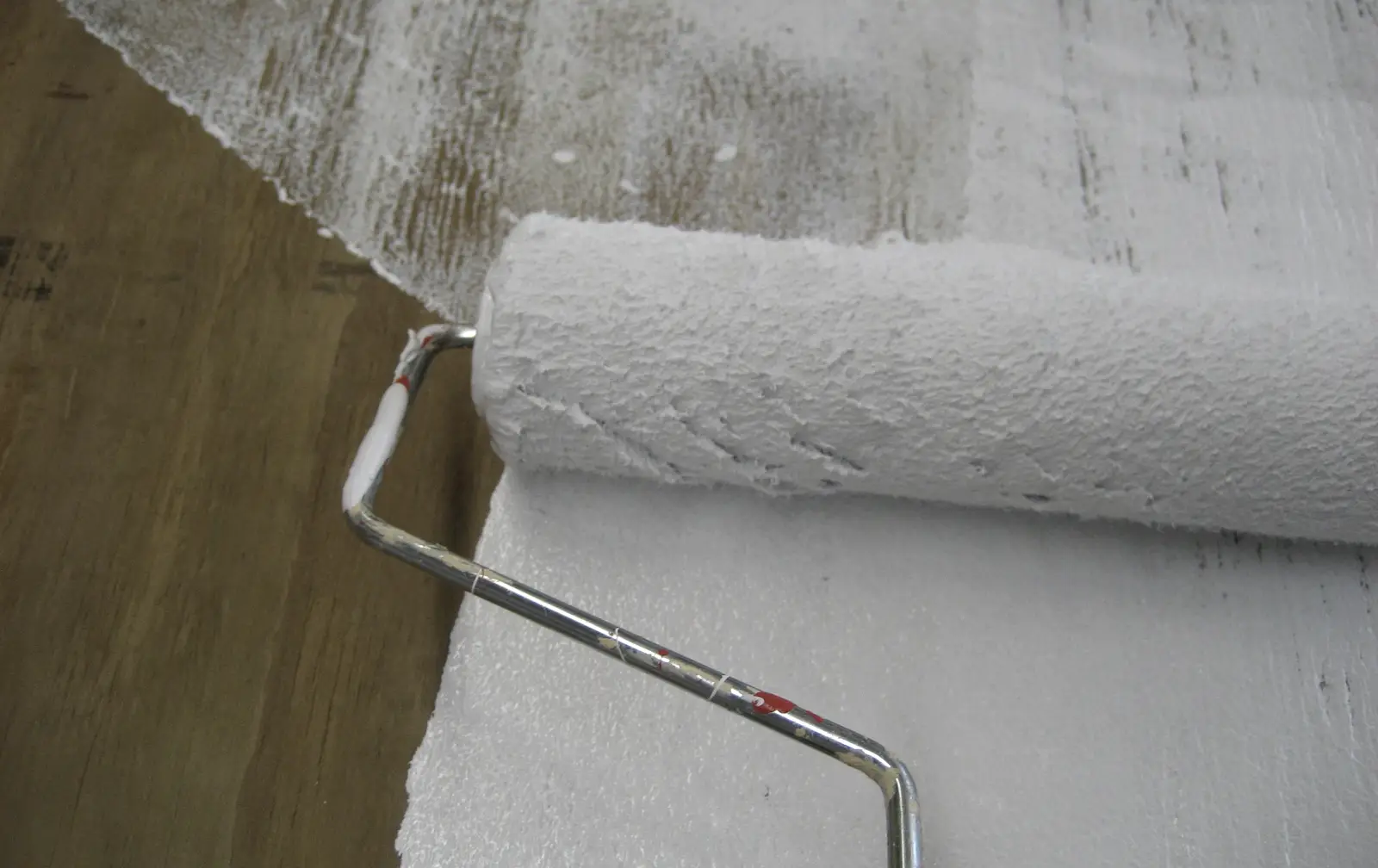 Voorbeeldfoto: een strakke scheiding tussen een afgewerkt en een onbehandeld deel van een wand, in strijklicht.